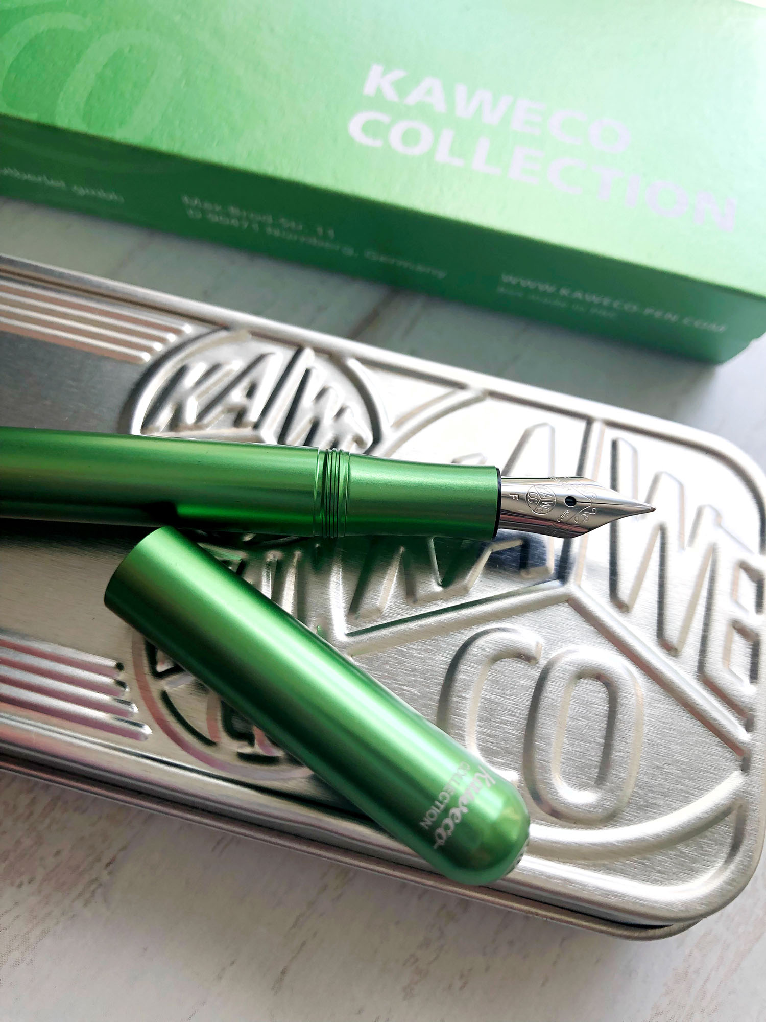 kawecocollectorseditiongreenliliputfountainpenwithbox_photo