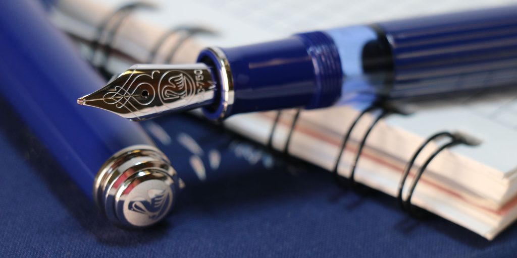 Pelikan Souverän Special Edition M815 Metal Striped Blue fountain pen nib and finial close-up.