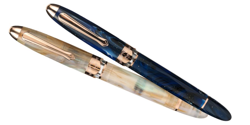 Two fountain pens, Nahvalur Horizon Nebula and Nahvalur Horizon Pearl, on a white background. 