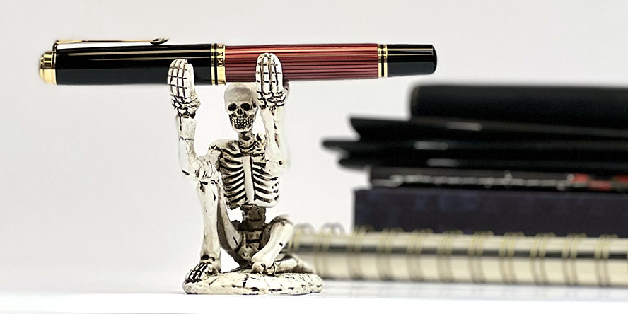 pelikan_souveran_m800_black_red_fountain_pen_with_skeleton_pen_holder