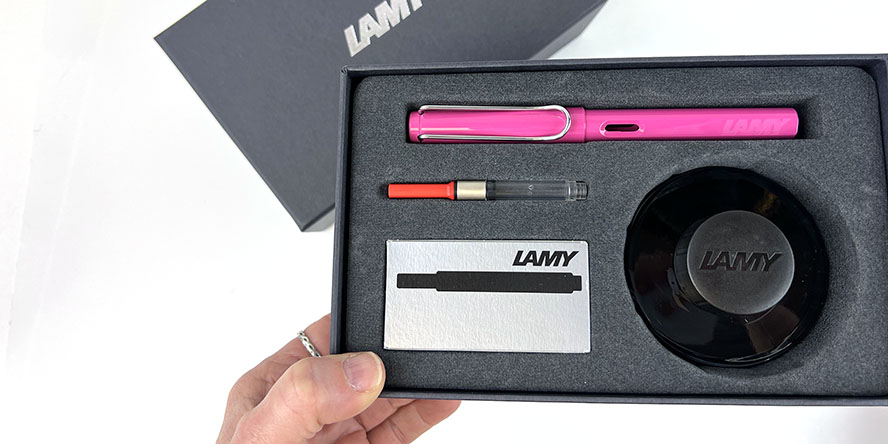 lamy_pink_safari_fountain_pen_and_ink_gift_set_pink_or_black_ink
