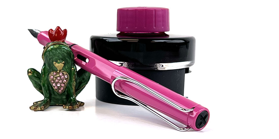lamy_pink_safari_fountain_pen_and_ink_gift_set_with_frog_prince