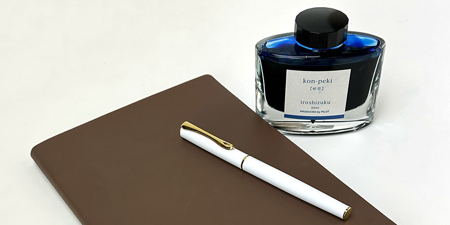 diplomat_traveller_fountain_pen_with_pineider_blues_notebook_and_kon_peki_ink