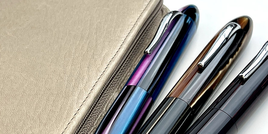 ranga_9b_fountain_pens_beside_pilot_pensemble_3_pen_zipper_case