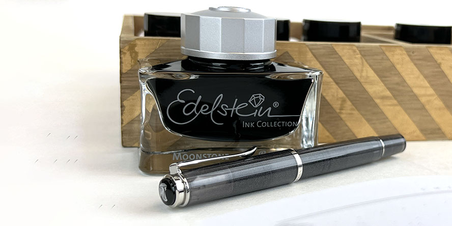 pelikan_m205_moonstone_ink_and_fountain_pen_special_edition_closeup