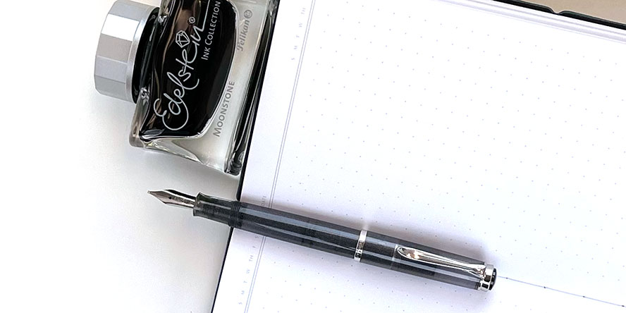 pelikan_m205_moonstone_ink_and_fountain_pen_special_edition_posted