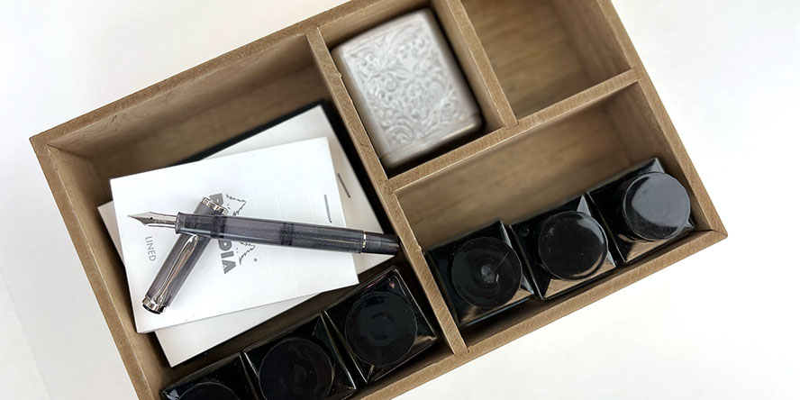 pelikan_m205_moonstone_ink_and_fountain_pen_special_edition_with_inks_and_notebooks