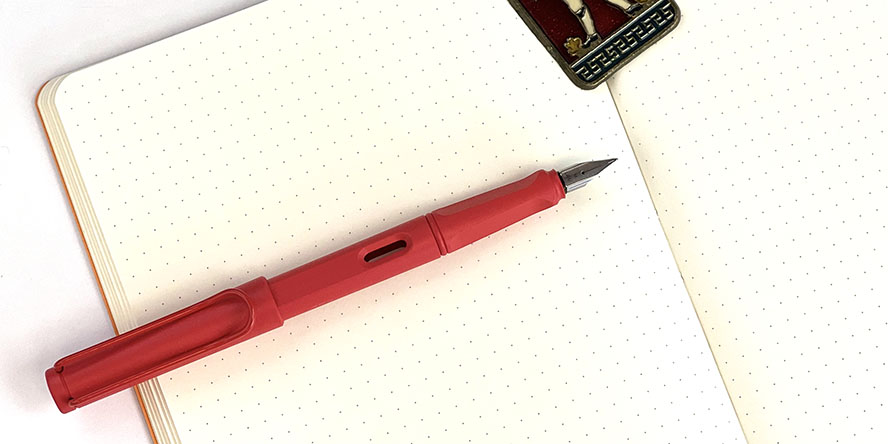 lamy_safari_2022_special_edition_strawberry_fountain_pen_posted
