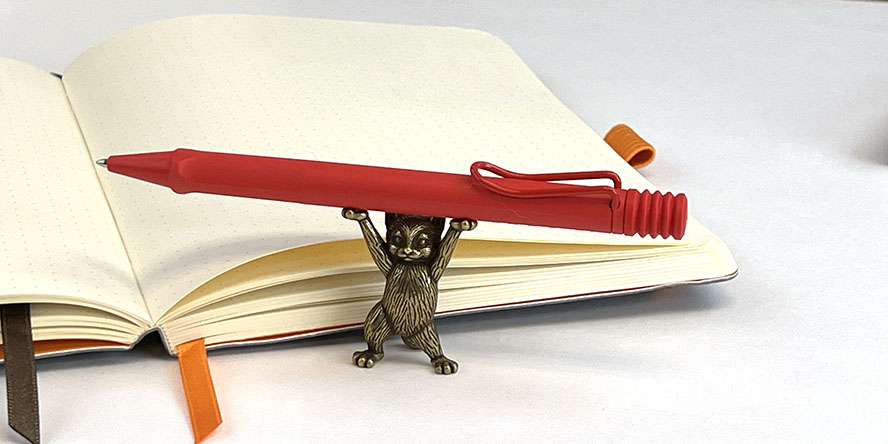 lamy_safari_2022_special_edition_ballpoint_with_brassy_cat_pen_holder