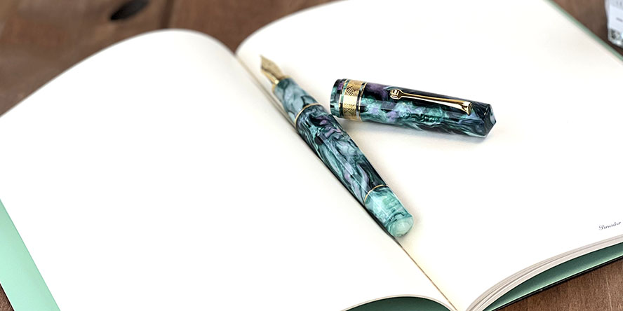 leonardo_momento_zero_brooks_resin_limited_edition_fountain_pen_mother_of_pearl_gold_trim_uncapped