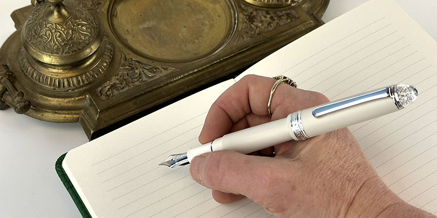 platinum_limited_edition_shape_of_heart_ivoire_fountain_pens_in_hand