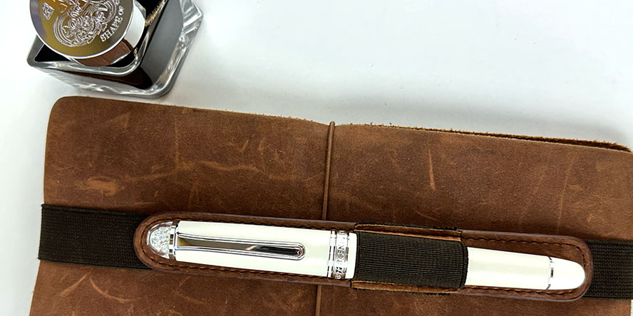 platinum_shape_of_heart_ivoire_fountain_pen_in_endless_recorder_notebook