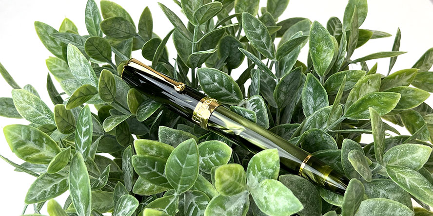 penlux_masterpiece_delgado_moss_fountain_pens_in_greenery