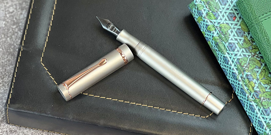 conklin_exclusive_brushed_titanium_duragraph_fountain_pen_on_dee_charles_pen_box