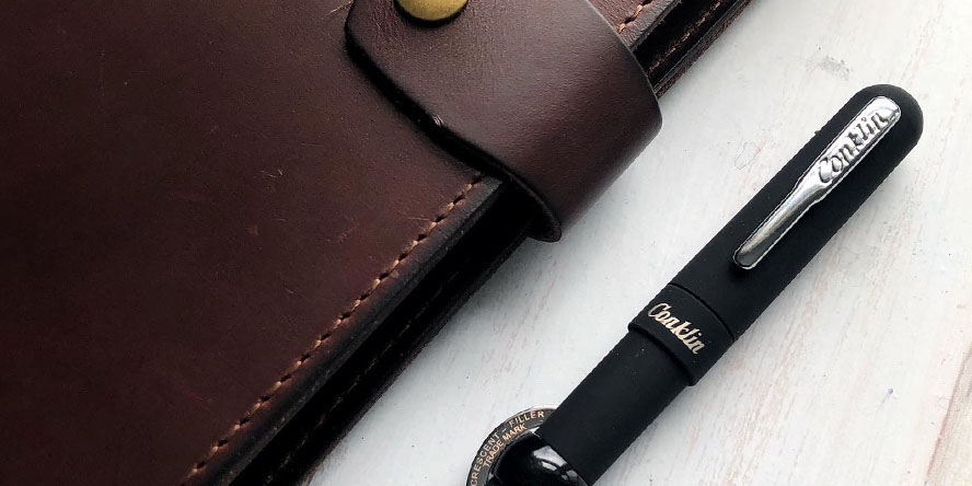 conklin_mark_twain_crescent_filler_superblack_fountain_pen_closeup_of_cap