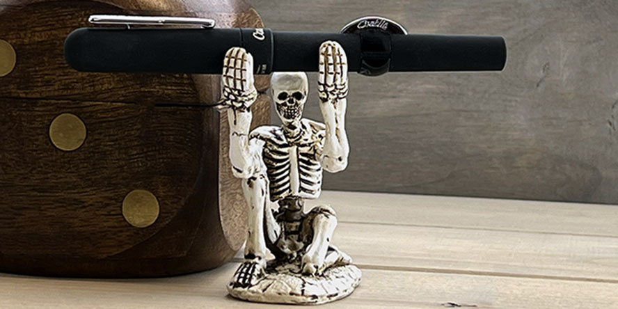 conklin_mark_twain_crescent_filler_superblack_limited_edition_fountain_pen_on_forevermore_skeleton_pen_holder