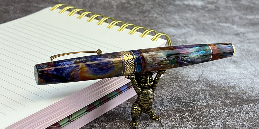 leonardo_supernova_fountain_pen_on_sassy_brassy_cat_pen_holder