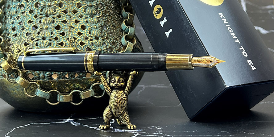 sailor_pro_gear_limited_edition_standard_checkmate_knight_to_e4_fountain_pen_with_sassy_brassy_cat_pen_holder