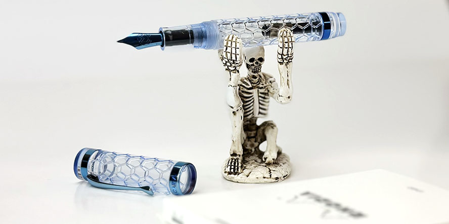magna_carta_sapphire_grand_blue_hc_fountain_pen_on_forevermore_skeleton_pen_holder