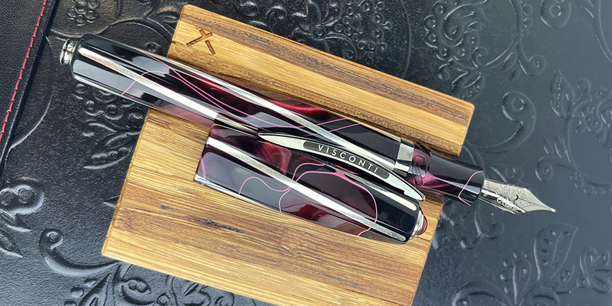 visconti_divina_dario_argento_limited_edition_fountain_pen_wood_rest