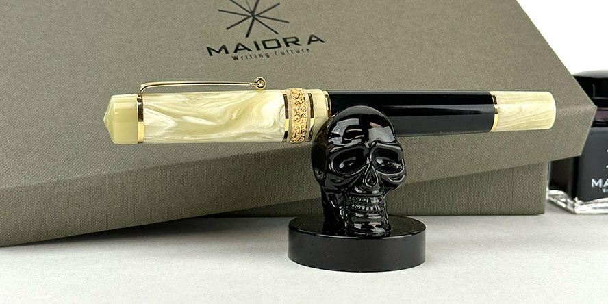 maiora_notte_luna_fountain_pen_capped_from_side_with_benu_skull_pen_holder