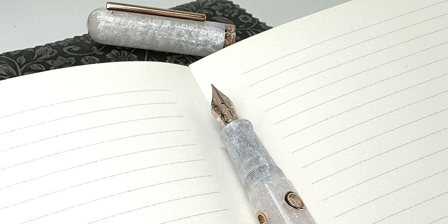 nahvalur_rabbit_2023_pen_of_the_year_nautilus_fountain_pen_in_lined_paper_notebook