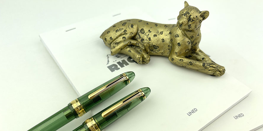 sailor_1911_pen_of_the_year_2023_golden_olive_fountain_pen_both_pens