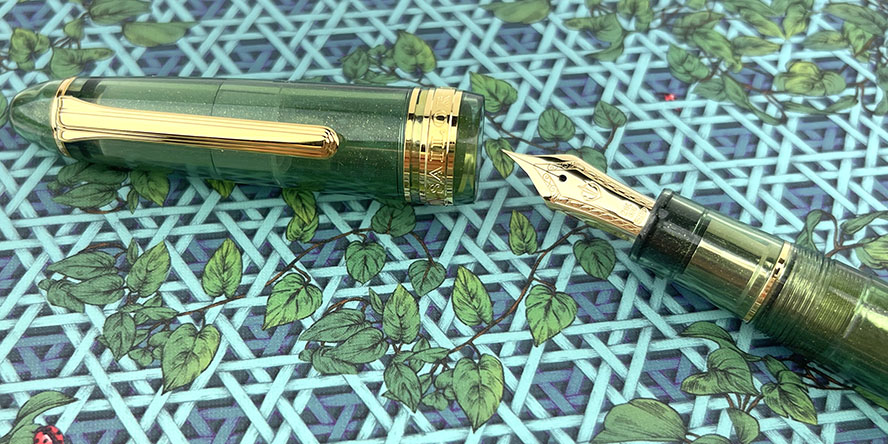 sailor_1911_pen_of_the_year_2023_golden_olive_fountain_pen_large_uncapped