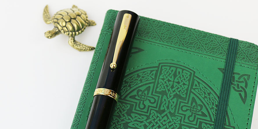 magna_carta_mag_600_fountain_pen_capped_on_green_notebook